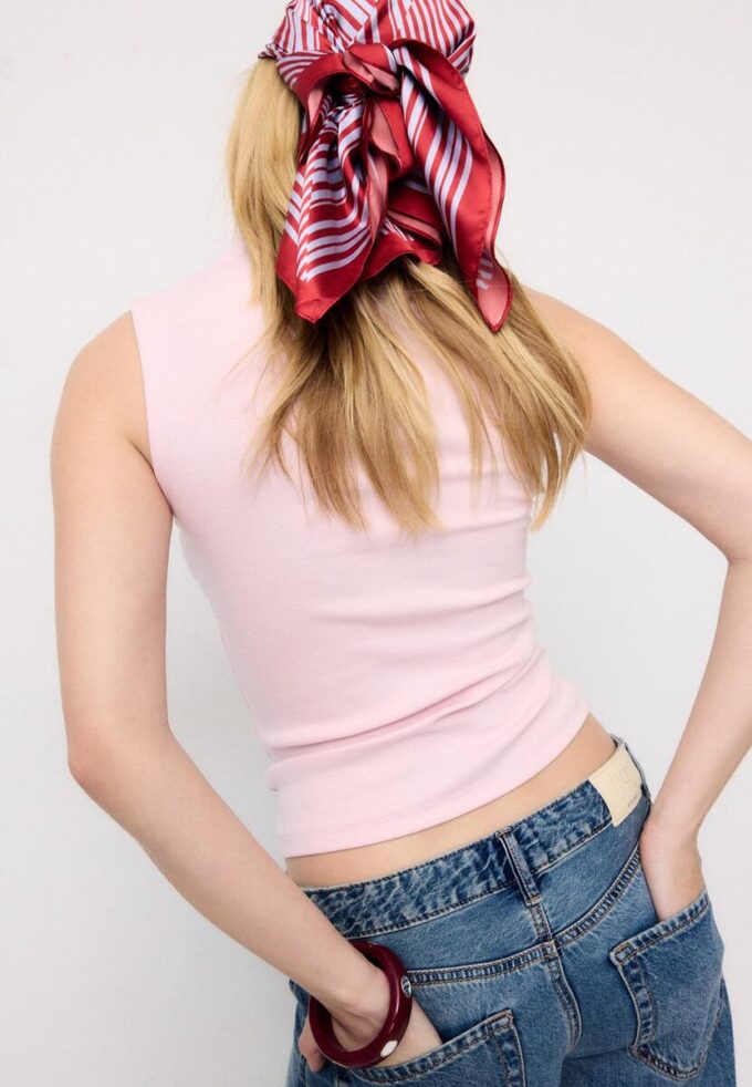 Ermeløs T-skjorte med tragtkrage