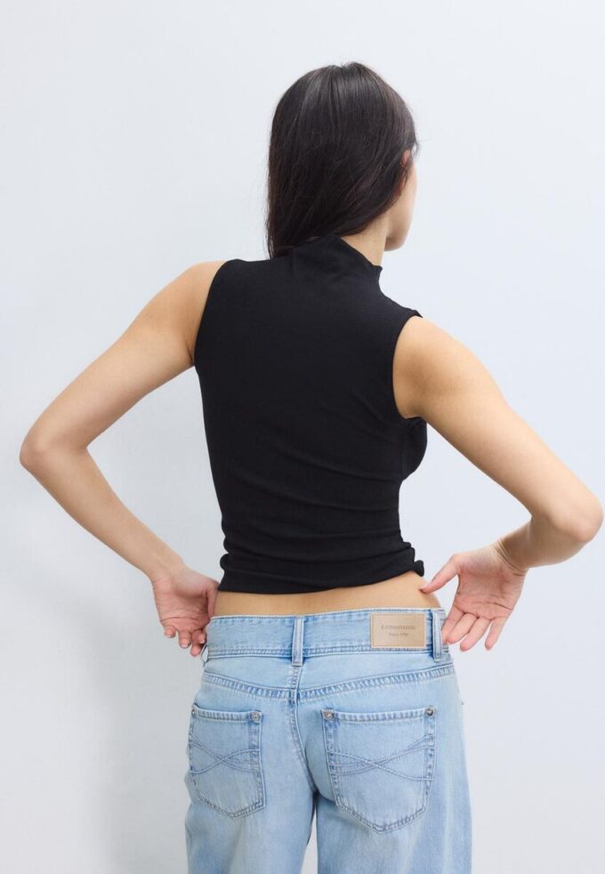 Ermeløs T-skjorte med tragtkrage