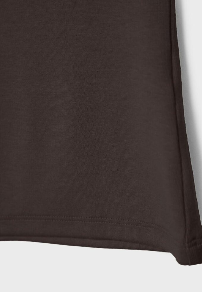 Ermeløs T-skjorte med tragtkrage