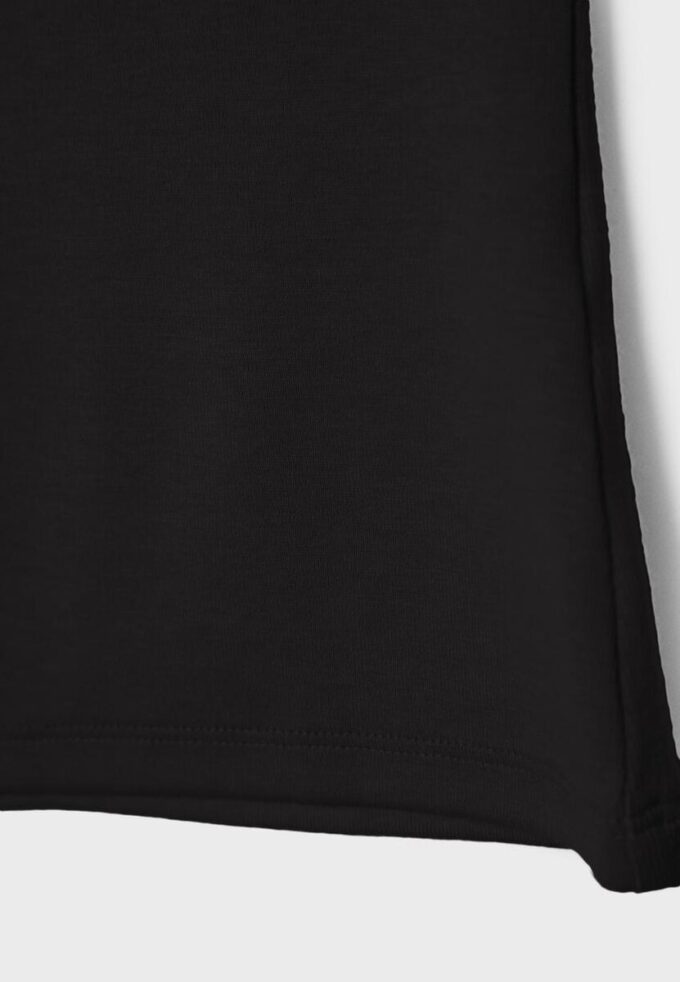 Ermeløs T-skjorte med tragtkrage