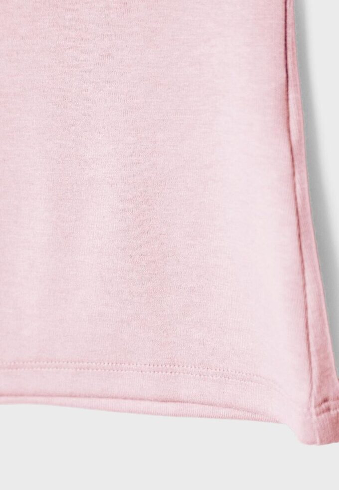 Ermeløs T-skjorte med tragtkrage