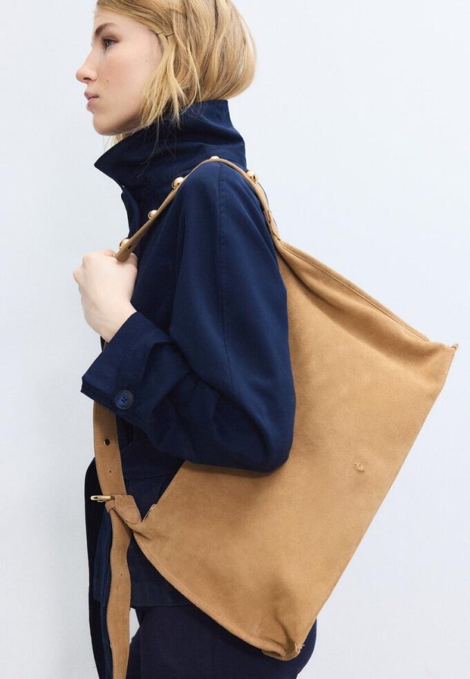 Flat skulderveske med nitter, 100 % Skinn