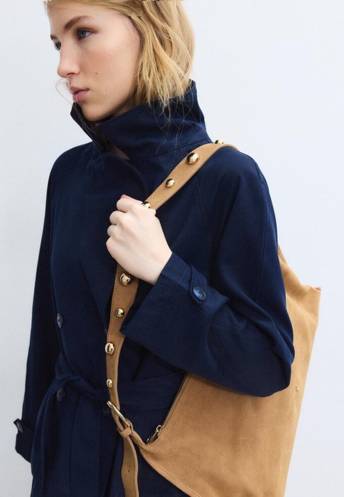 Flat skulderveske med nitter, 100 % Skinn