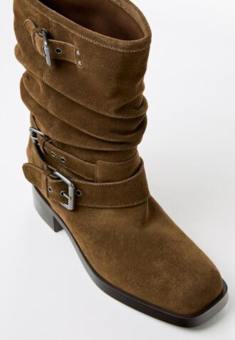 Flate ankelstøvler i skinn med spenne