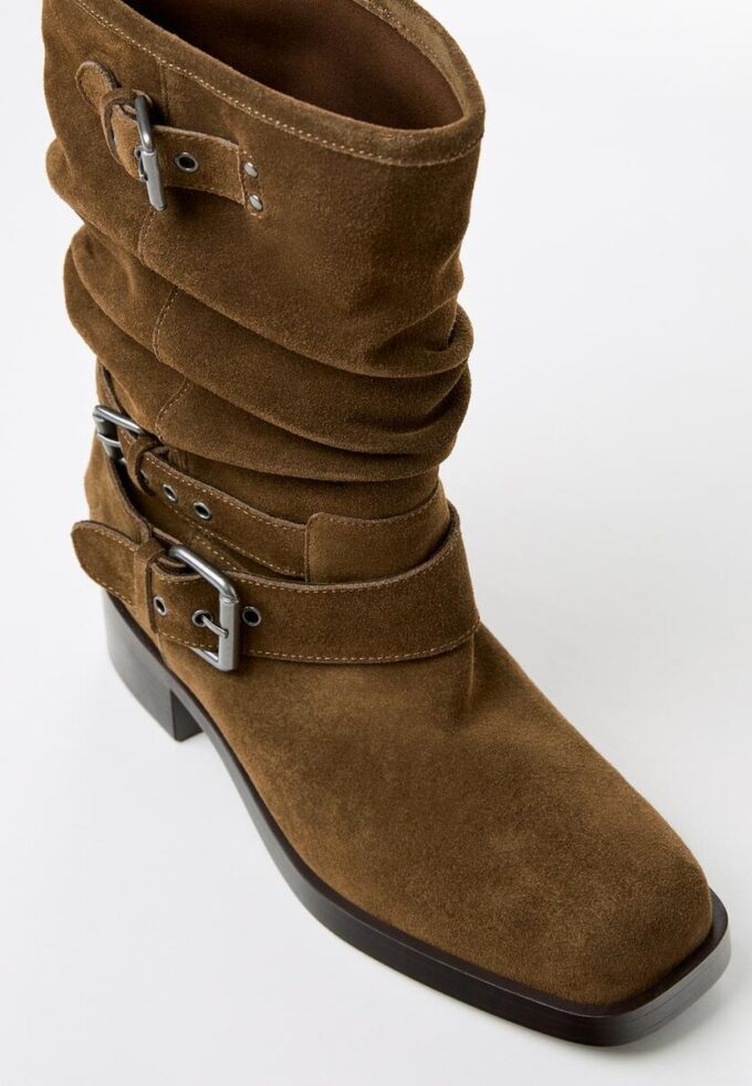 Flate ankelstøvler i skinn med spenne