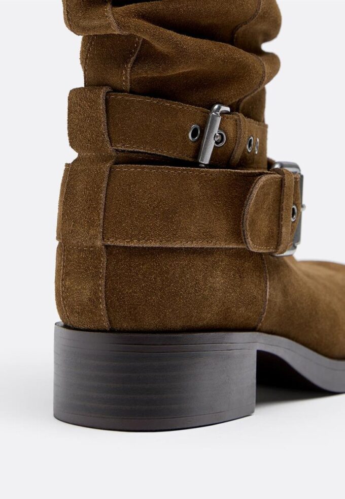 Flate ankelstøvler i skinn med spenne