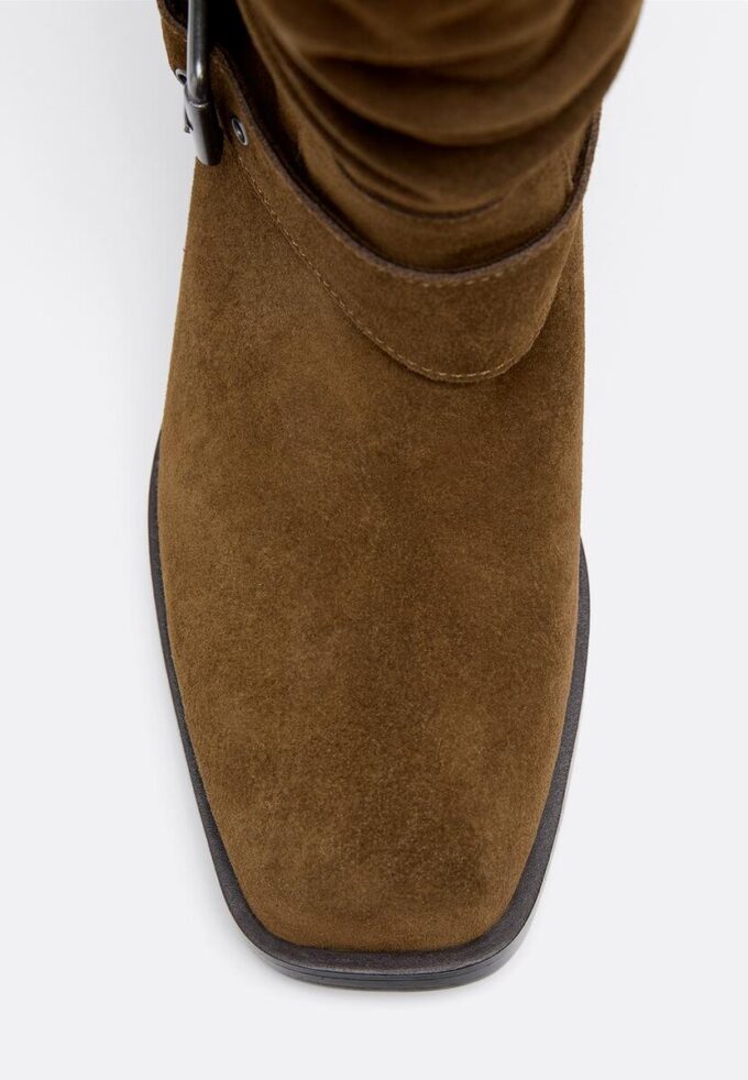 Flate ankelstøvler i skinn med spenne