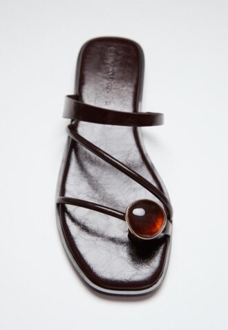 Flate sandaler med steindetaljer