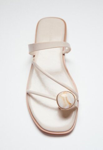 Flate sandaler med steindetaljer