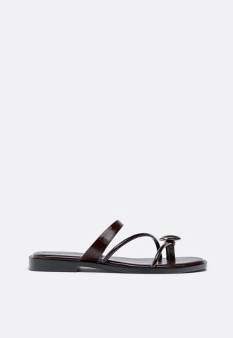 Flate sandaler med steindetaljer