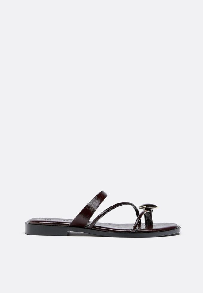 Flate sandaler med steindetaljer