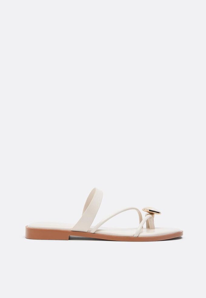 Flate sandaler med steindetaljer