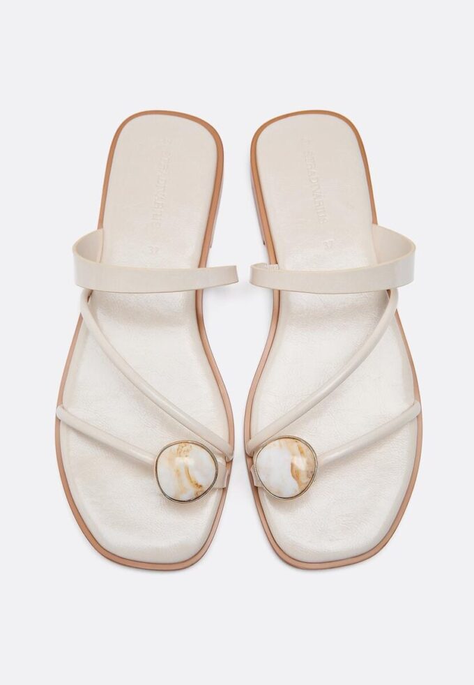 Flate sandaler med steindetaljer