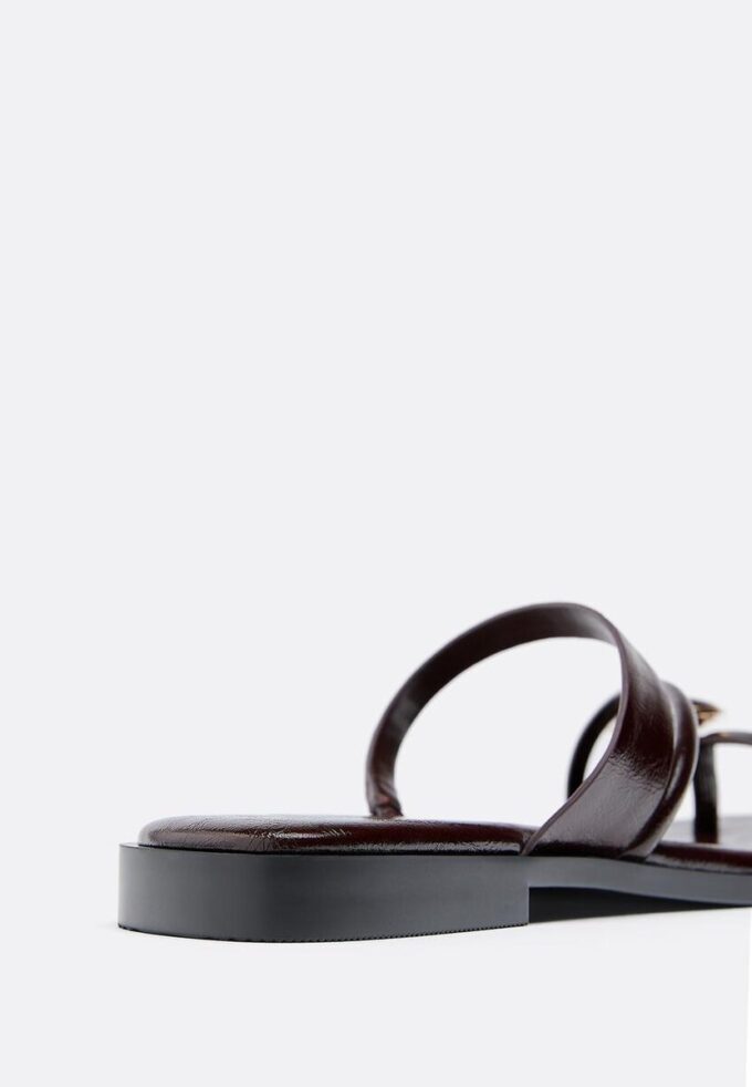 Flate sandaler med steindetaljer