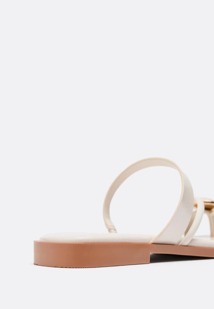 Flate sandaler med steindetaljer