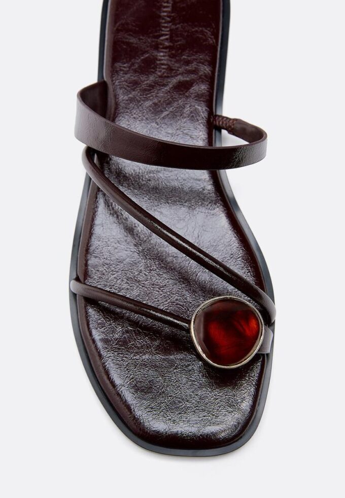 Flate sandaler med steindetaljer