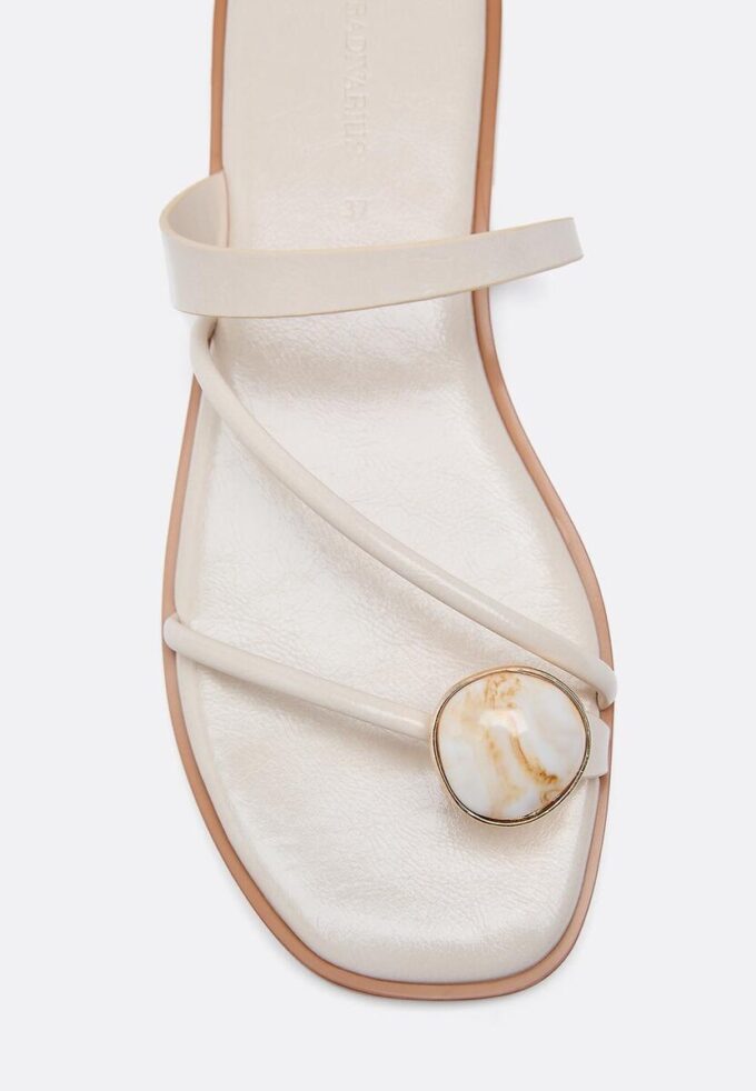 Flate sandaler med steindetaljer