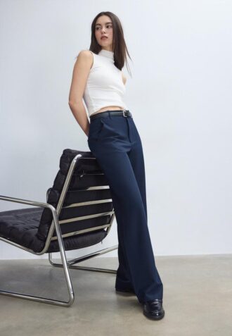 Flott, rett buksemodell med belte