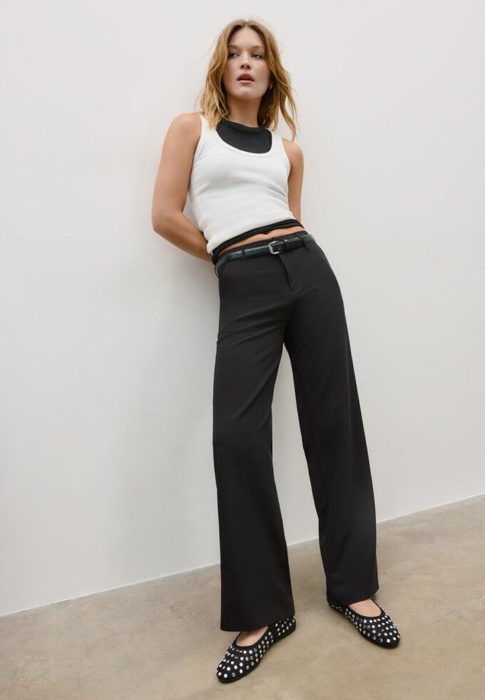 Flott, rett buksemodell med belte