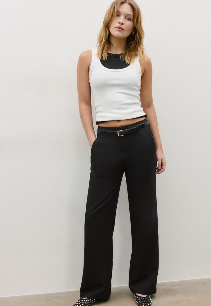 Flott, rett buksemodell med belte