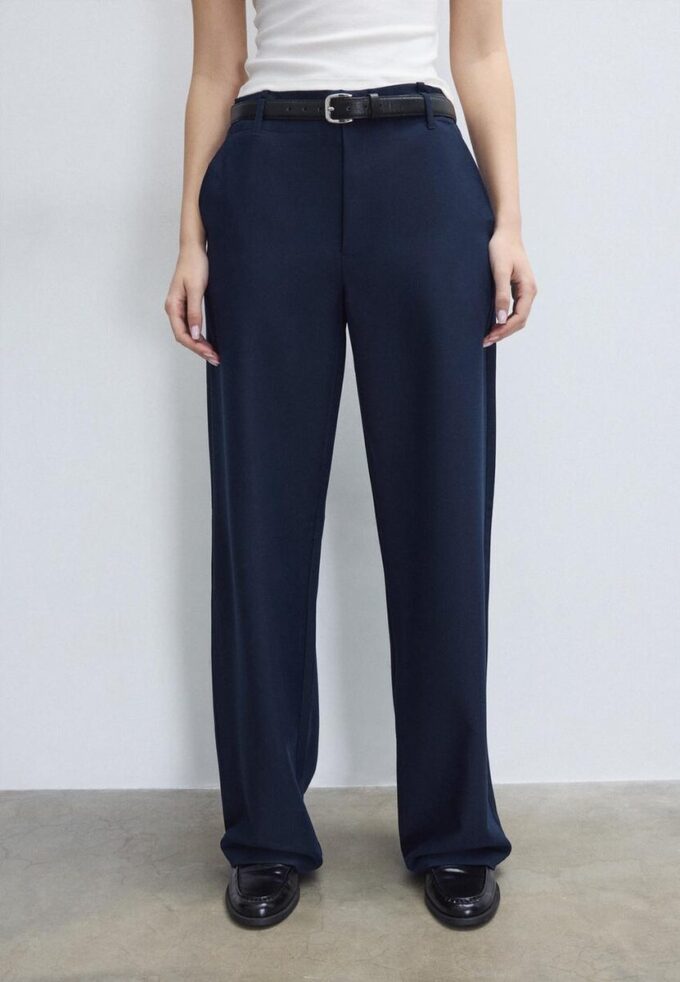 Flott, rett buksemodell med belte