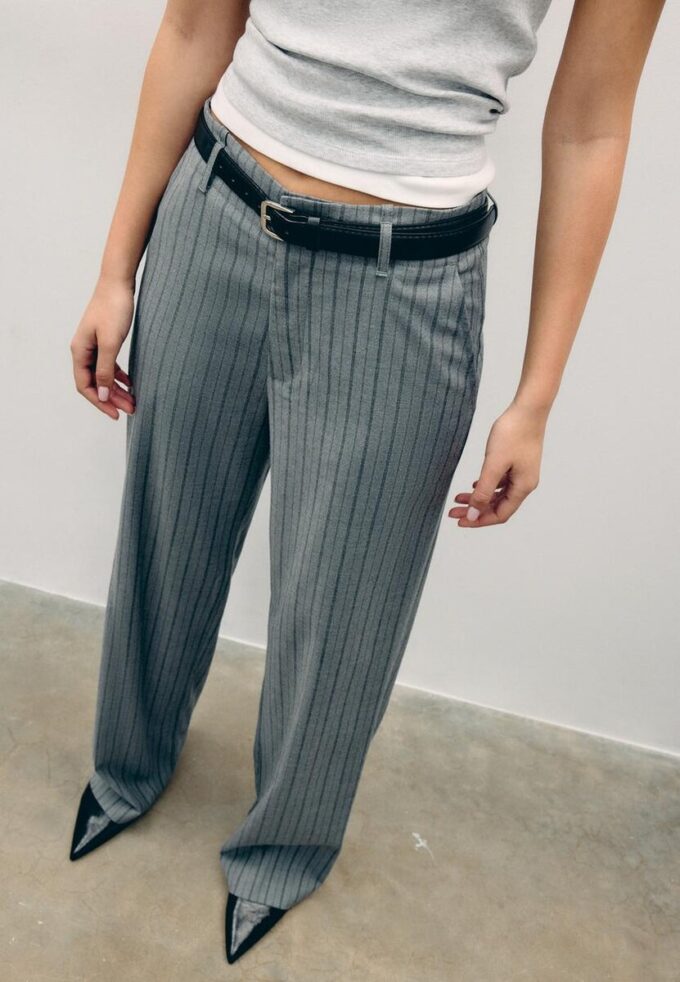 Flott, rett buksemodell med belte