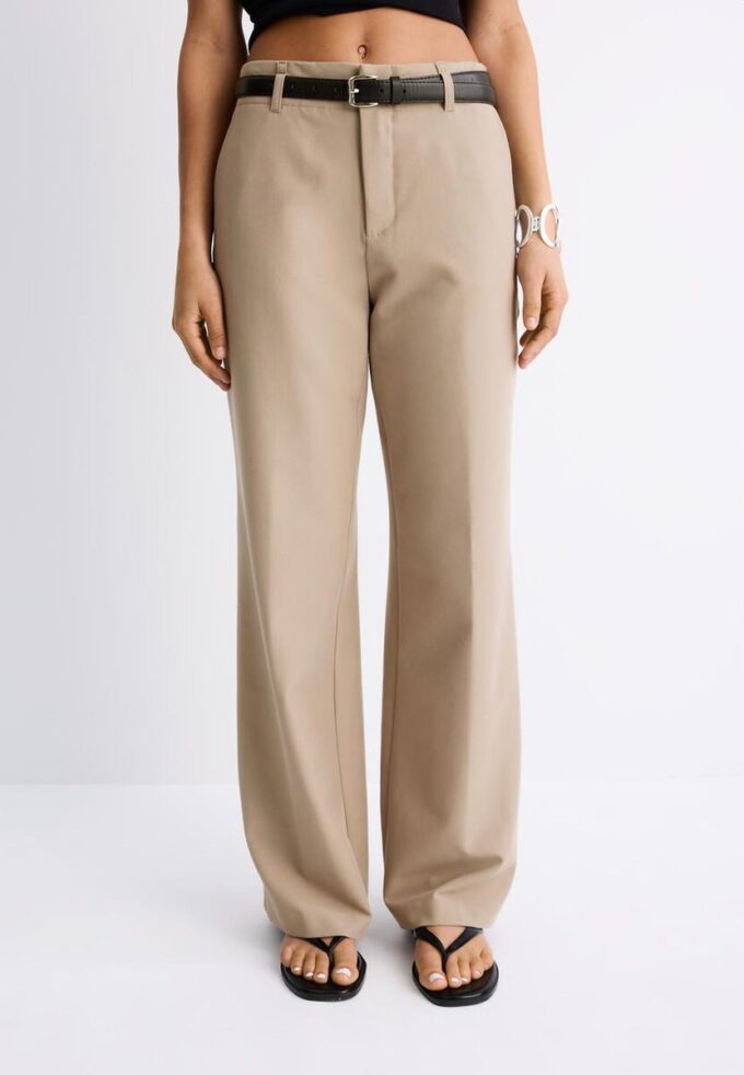 Flott, rett buksemodell med belte