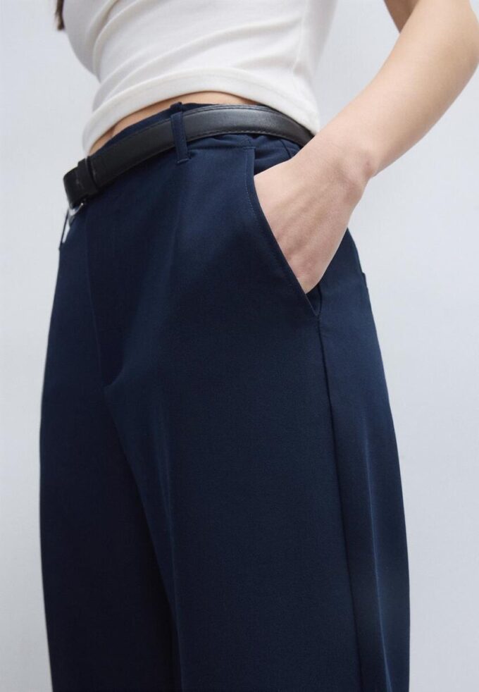 Flott, rett buksemodell med belte