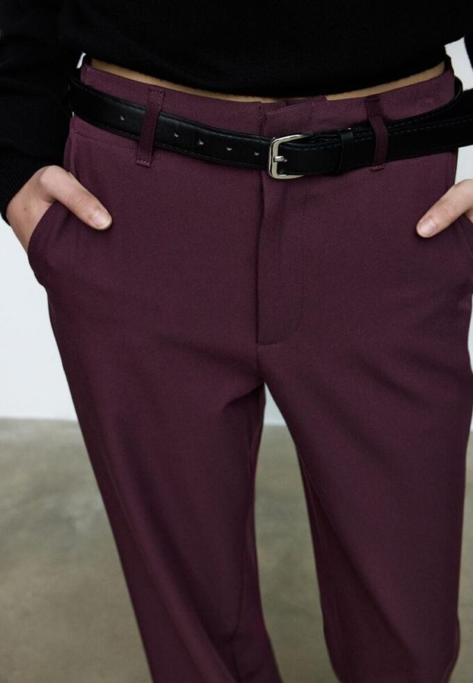 Flott, rett buksemodell med belte