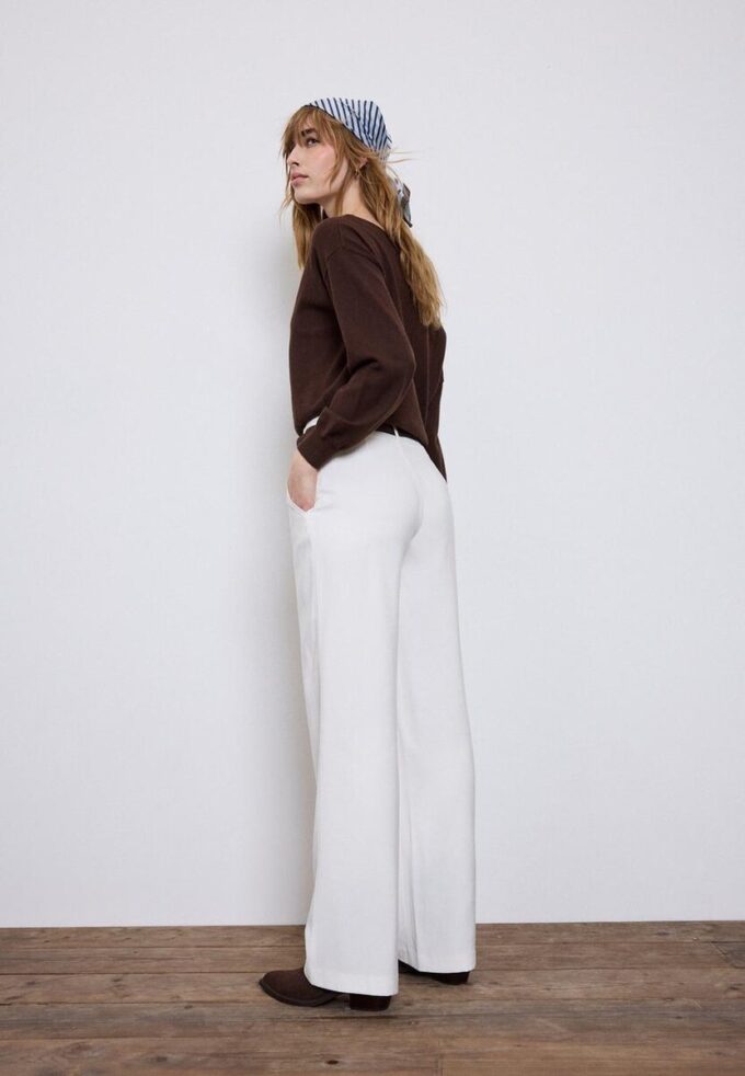 Flott, rett buksemodell med belte