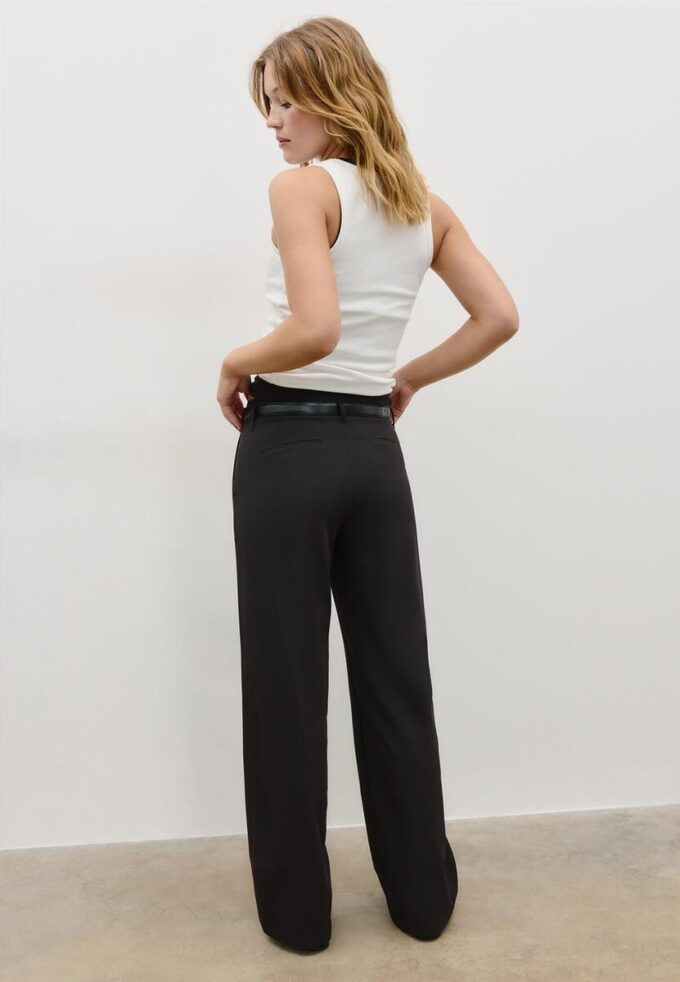 Flott, rett buksemodell med belte