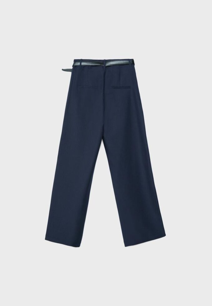 Flott, rett buksemodell med belte