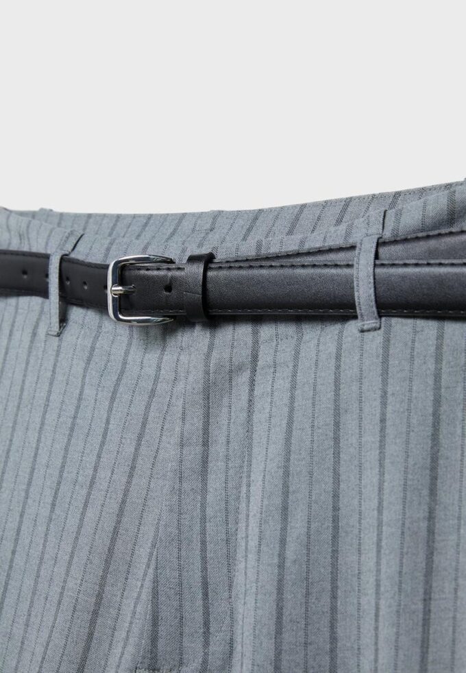 Flott, rett buksemodell med belte