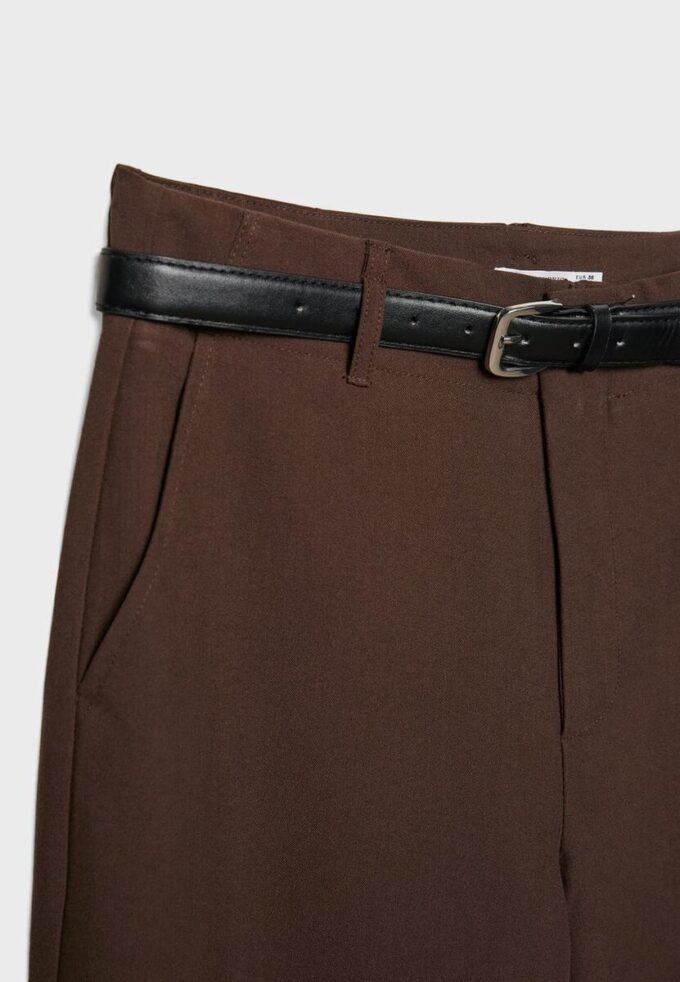 Flott, rett buksemodell med belte