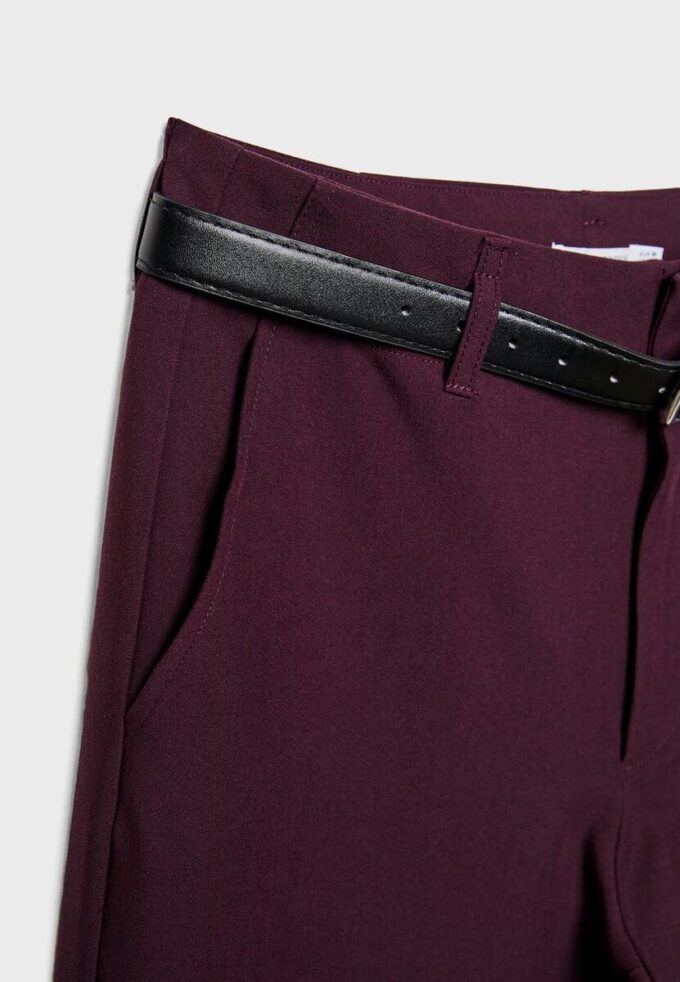 Flott, rett buksemodell med belte