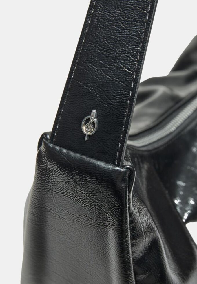 Glitrende plissert skulderveske