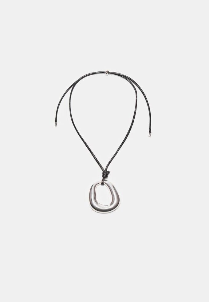 Halskjede med snor og anheng