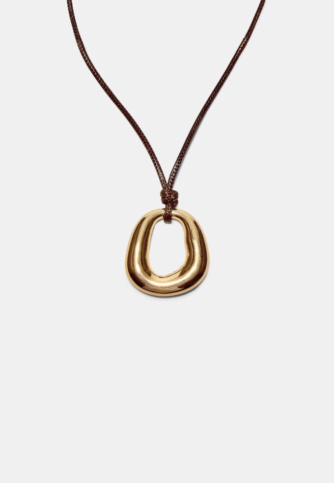 Halskjede med snor og anheng