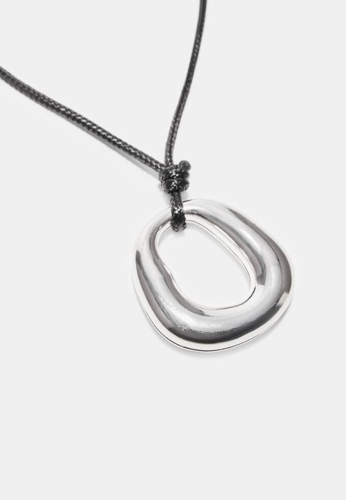 Halskjede med snor og anheng