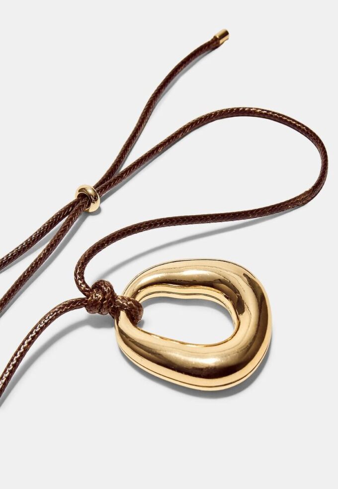 Halskjede med snor og anheng