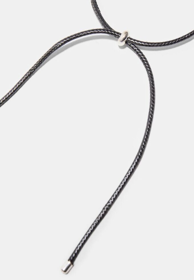 Halskjede med snor og anheng