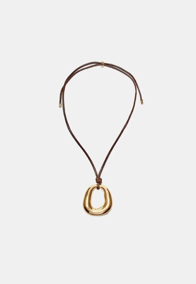 Halskjede med snor og anheng