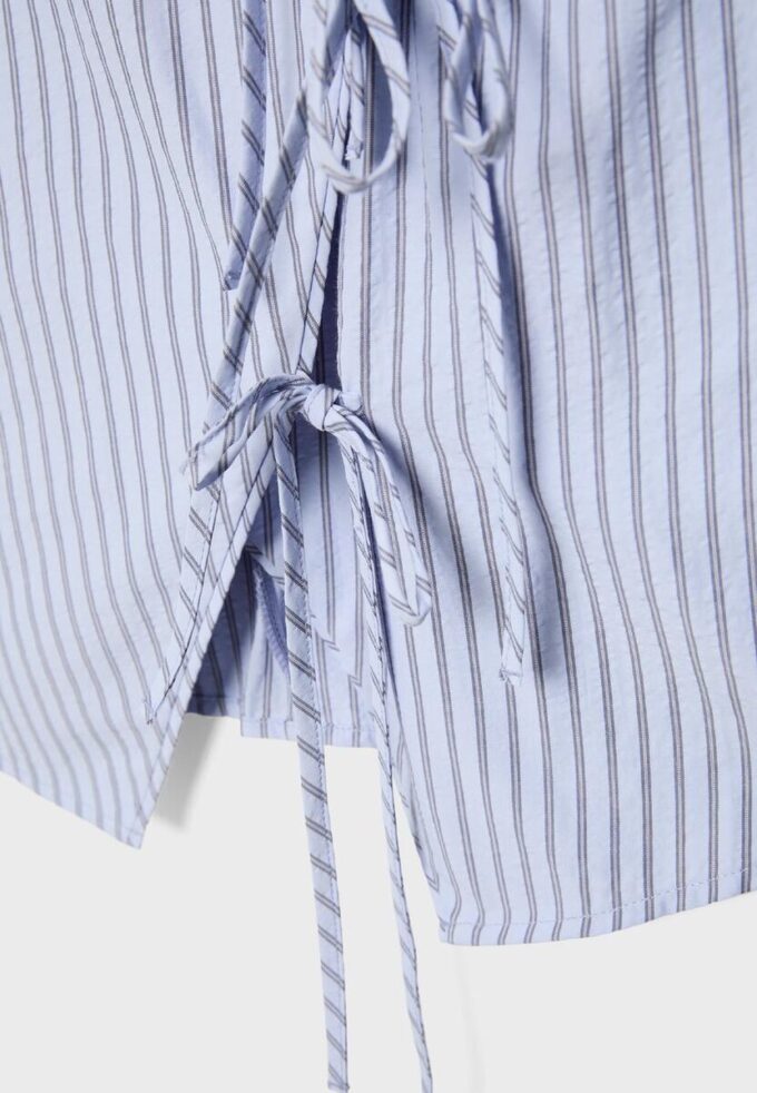 Halterneck-top i Qipao-stil med halvkrøllet knute