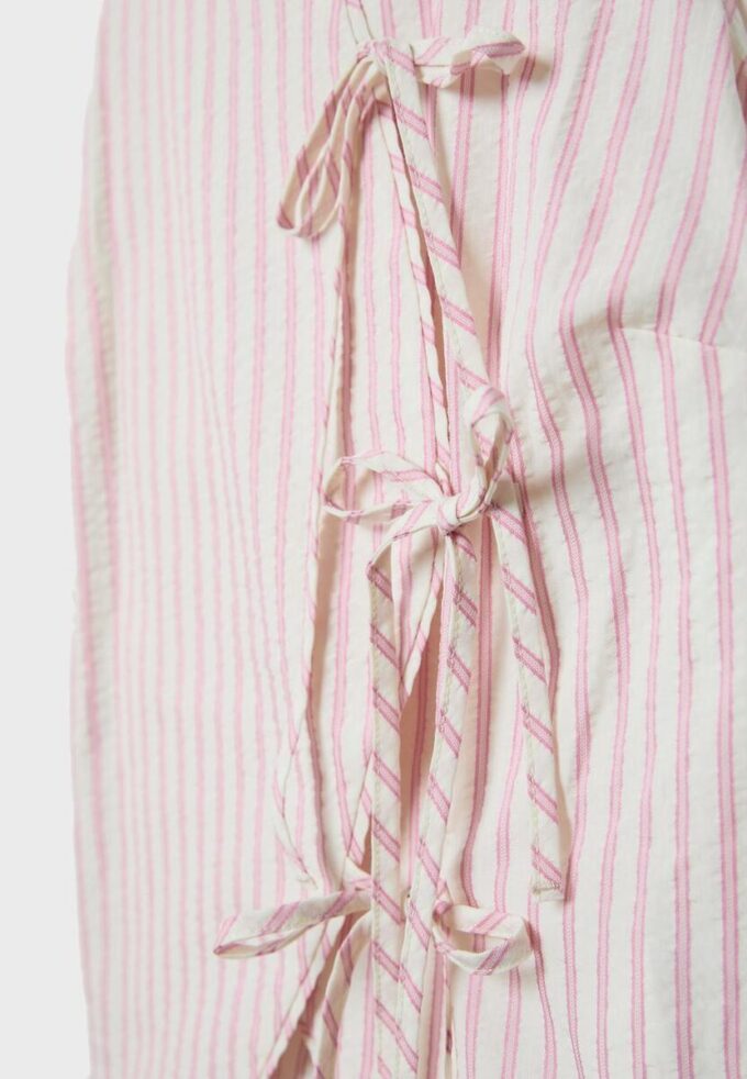 Halterneck-top i Qipao-stil med halvkrøllet knute