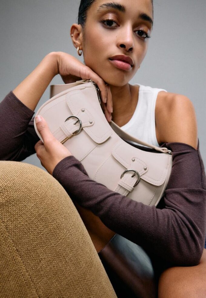 Halvmåne-skulderveske med lommer