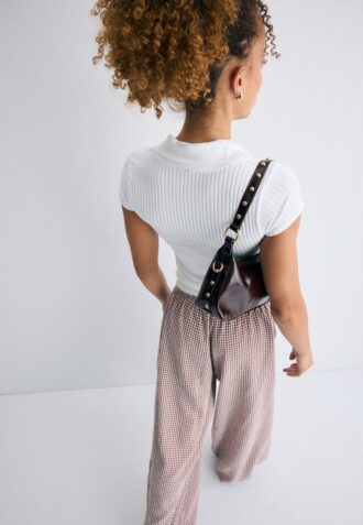 Halvmåneformet skulderveske med nitter