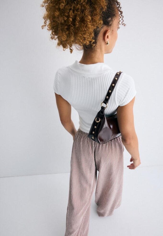 Halvmåneformet skulderveske med nitter