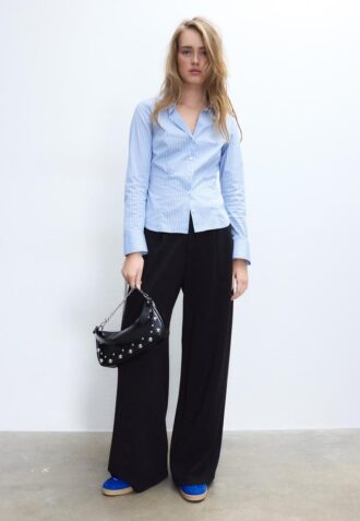 Halvmåneformet skulderveske med nitter