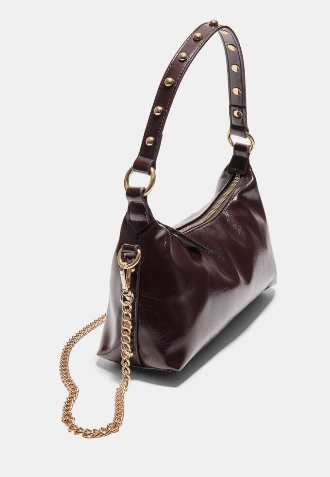 Halvmåneformet skulderveske med nitter