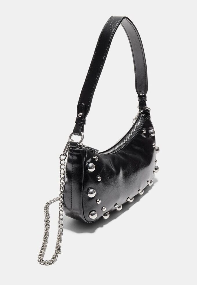 Halvmåneformet skulderveske med nitter